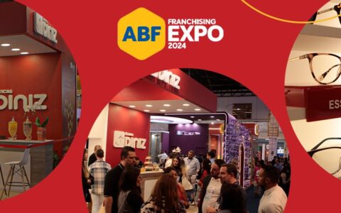 Na imagem, há três fotografias. A primeira, da esquerda para a direita, mostra o estande das Óticas Diniz na 31ª ABF Franchising Expo, com o logo da marca e com vários óculos; a segunda, o mesmo estande é exibido com várias pessoas em frente a ele; a terceira e última foto exibe várias armações de óculos exibidos no estante.